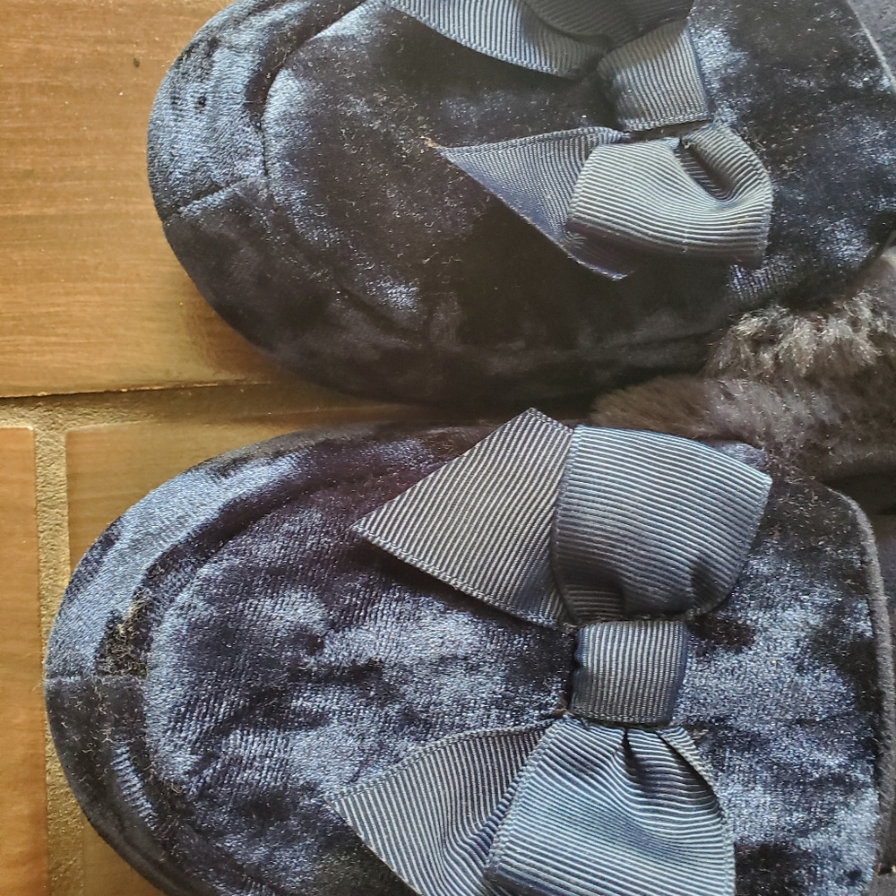 Isotoner Navy slippers size 5-6 in youth size 4 worn once to try on wash… - Picture 2 of 3